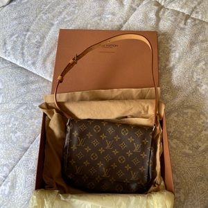 Louie Vuitton  Shoulder Bag